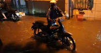Triều cường đạt đỉnh giờ tan tầm, người dân TP.HCM lội nước về nhà