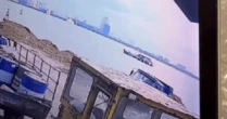 Clip: Nam tài xế cùng xe ben trượt xuống biển ở Cảng Tiên Sa