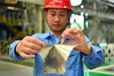 Thứ mỏng hơn tờ giấy đắt ngang vàng: Trung Quốc nắm công nghệ độc tôn, phương Tây đánh mất món hời