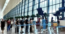 Người dân ùn ùn trở lại TPHCM sau lễ, giá vé máy bay từ Hà Nội vào Nam cao ngang dịp Tết