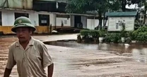 Sét đánh trúng nhà máy đường, gần 2.000 tấn mật mía tràn ra ngoài