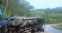 Lật xe tải trên đèo khiến nhiều người thương vong