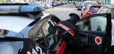 Bibione, per sfuggire all'arresto un turista cade dal quinto piano di un albergo e muore