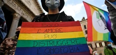 Cesenatico, gay preso a pugni per un bacio a un ragazzo: "La legge contro l'omotransfobia non è più rinviabile"