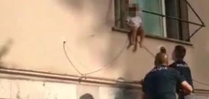 Roma, bimba di due anni rischia di cadere dalla finestra: i poliziotti si arrampicano e la salvano