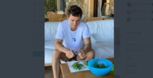 Dall’oro olimpico ai fagiolini in vacanza: la foto di Filippo Tortu che ha fatto impazzire i social: “Simbolo di umiltà”