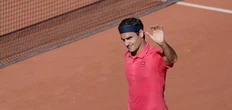 Federer rompe il ghiaccio a Parigi. Sinner si salva, Sonego subito ko