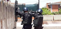 I testimoni: “Ha sparato più volte prima contro i due bambini”