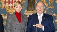 Charlene di Monaco con maglione rosso e doppiopetto sfoggia il look perfetto per Natale