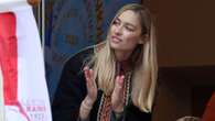 Beatrice Borromeo dice addio allo stile bon-ton: per l’evento ufficiale indossa la giacca etnica