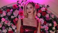 Chiara Ferragni anticipa il Natale: paillettes rosse per l’inaugurazione dello store a Roma