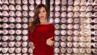 Ilary Blasi in versione natalizia a New York con l’abito rosso dal maxi spacco