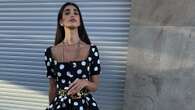 Belén Rodriguez torna sui social con il look a pois: per l’autunno abbina il minidress ai mocassini