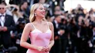 Scarlett Johansson incanta Cannes: sfila in abito satinato rosa (e immancabile rossetto)