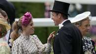 Beatrice di York, look floreale al Royal Ascot con maxi fiocco colorato sulla testa