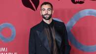 Marco Mengoni consegna un premio a Donatella Versace: look total black con camicia trasparente