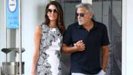 Amal Clooney arriva con George a Venezia 2023: le scarpe da avere in autunno sono le slingback