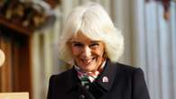 Camilla Parker Bowles ricicla un abito nero mentre lascia Clarence House con re Carlo