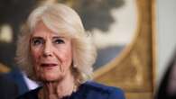 Camilla torna al fianco di Carlo: la regina sotto la pioggia con maxi cappello di pelliccia e stivali