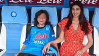 Belén Rodriguez al Maradona con Stefano e Santiago: anticipa la festa scudetto col minidress multicolor