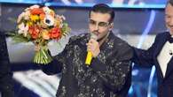 Geolier dalla tuta del Napoli ai cristalli: tutto lo stile del rapper sul podio di Sanremo 2024