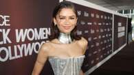 Zendaya dice addio al dress code e indossa jeans e collana girocollo metallica sul red carpet