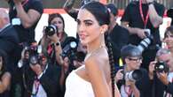 Rocío Muñoz Morales a Venezia 2023 cambia look: sul red carpet sfoggia una treccia lunghissima