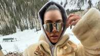 Kim Kardashian vacanza sulla neve con una borsa di pelliccia da 9mila euro e look furry coordinato