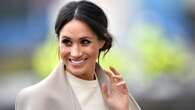 Meghan Markle casual e raffinata per la passeggiata in centro: è una fan dei colori neutri