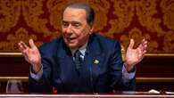 Dal doppiopetto blu alla bandana: come Silvio Berlusconi ha cambiato lo stile della politica