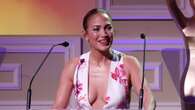 Fiori per l’autunno, Jennifer Lopez rompe le regole con l’abito romantico dipinto a mano