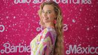 Margot Robbie alla premiere di Barbie coi capelli ricci lunghissimi: a chi si ispira l’acconciatura