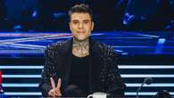 Fedez dà il via ai Live di X-Factor 2023: il look è nero ma con la giacca scintillante