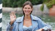 Bianca Balti rompe le regole a Venezia 80: per l’arrivo in Laguna sceglie i jeans