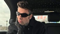 Fedez in total black, mentre Chiara Ferragni resta a Milano lui vola alle sfilate di Parigi