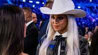 Beyoncé cambia hair look: ai Grammy Awards 2024 è una cow girl con lunghi capelli platino