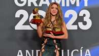 Shakira trionfa ai Latin Grammy 2023, il nuovo revenge dress è tagliato dal seno ai fianchi