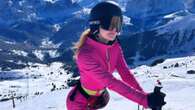 Noemi in versione Barbie sulla neve: quanto costa la maschera da sci griffata