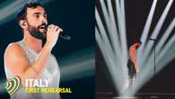 Marco Mengoni arriva all’Eurovision: durante le prove brilla con il top di cristalli