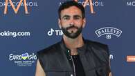 Marco Mengoni dà il via all’Eurovision con il look in pelle: sul tappeto turchese sfila in gilet