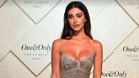 Belén Rodriguez a Dubai, abito di cristalli con maxi scollatura per la serata nel resort di lusso