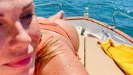 Vanessa Incontrada col bikini arancione: al mare lascia trionfare la semplicità