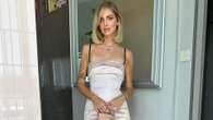 Chiara Ferragni contro il dress code da matrimonio: alle nozze degli amici mostra le gambe in mini