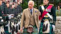 Re Carlo III arriva a Balmoral: le vacanze nella tenuta scozzese cominciano in kilt