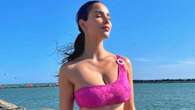 Paola Di Benedetto col bikini fucsia: il trend Barbiecore è il più gettonato in spiaggia