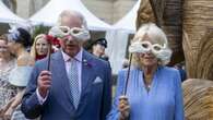 Perché Carlo e Camilla indossano delle strane maschere a forma di elefante