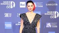 Penelope Cruz ai David di Donatello: il look ‘flamenco’ con spacco e fiori tra i capelli