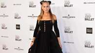 Sarah Jessica Parker come Carrie Bradshaw: sul red carpet indossa gonna di tulle e fiocco maxi