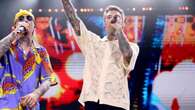 Fedez a Battiti Live con i sabot “carrarmato”: quanto costano le scarpe trendy (e griffate)