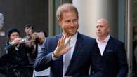 Il principe Harry sta negoziando il ritorno nella royal family: vuole aiutare il padre malato